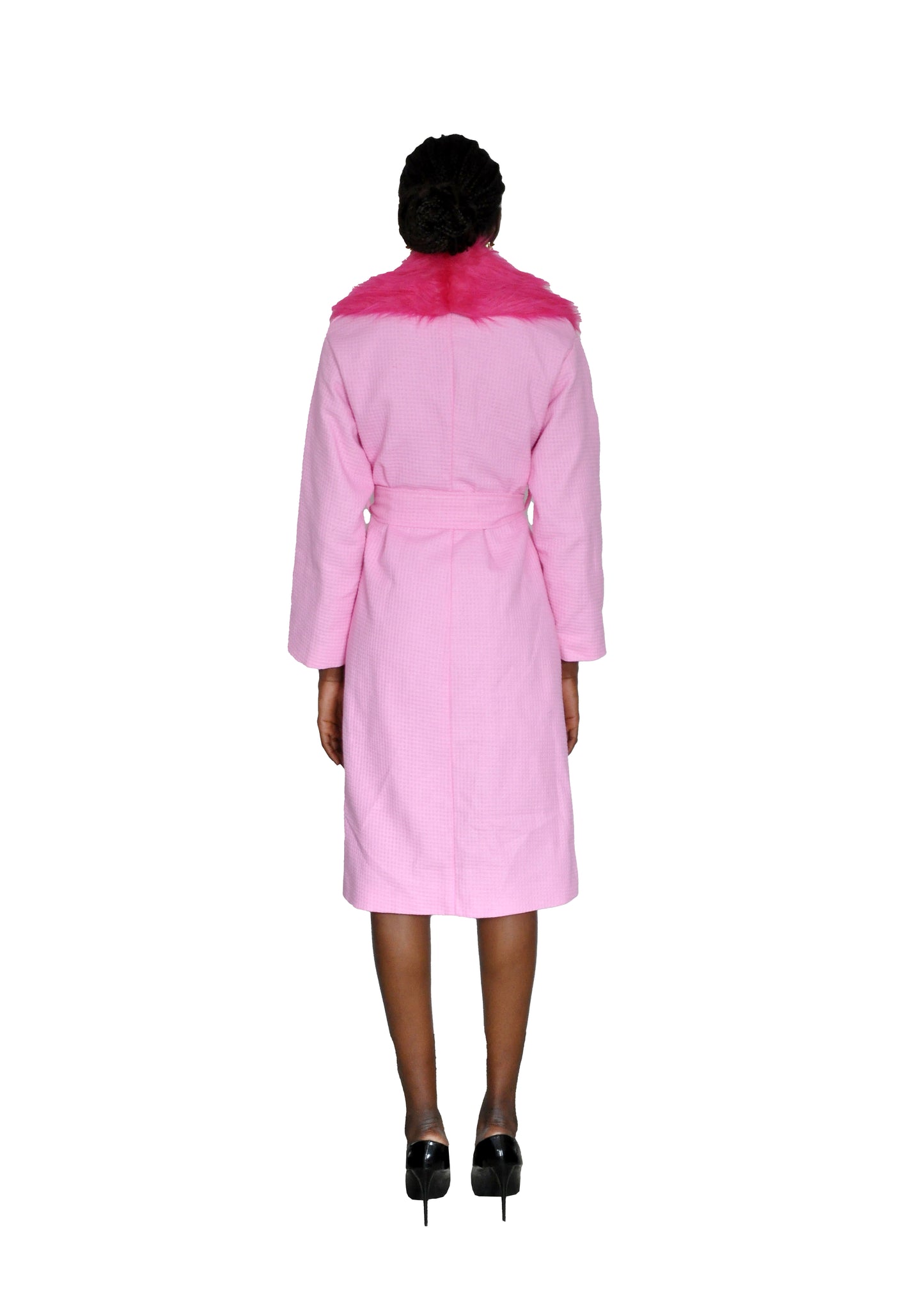 MANTEAU ROSE LONG AVEC UN COL CHALE EN FAUSSE FOURRURE